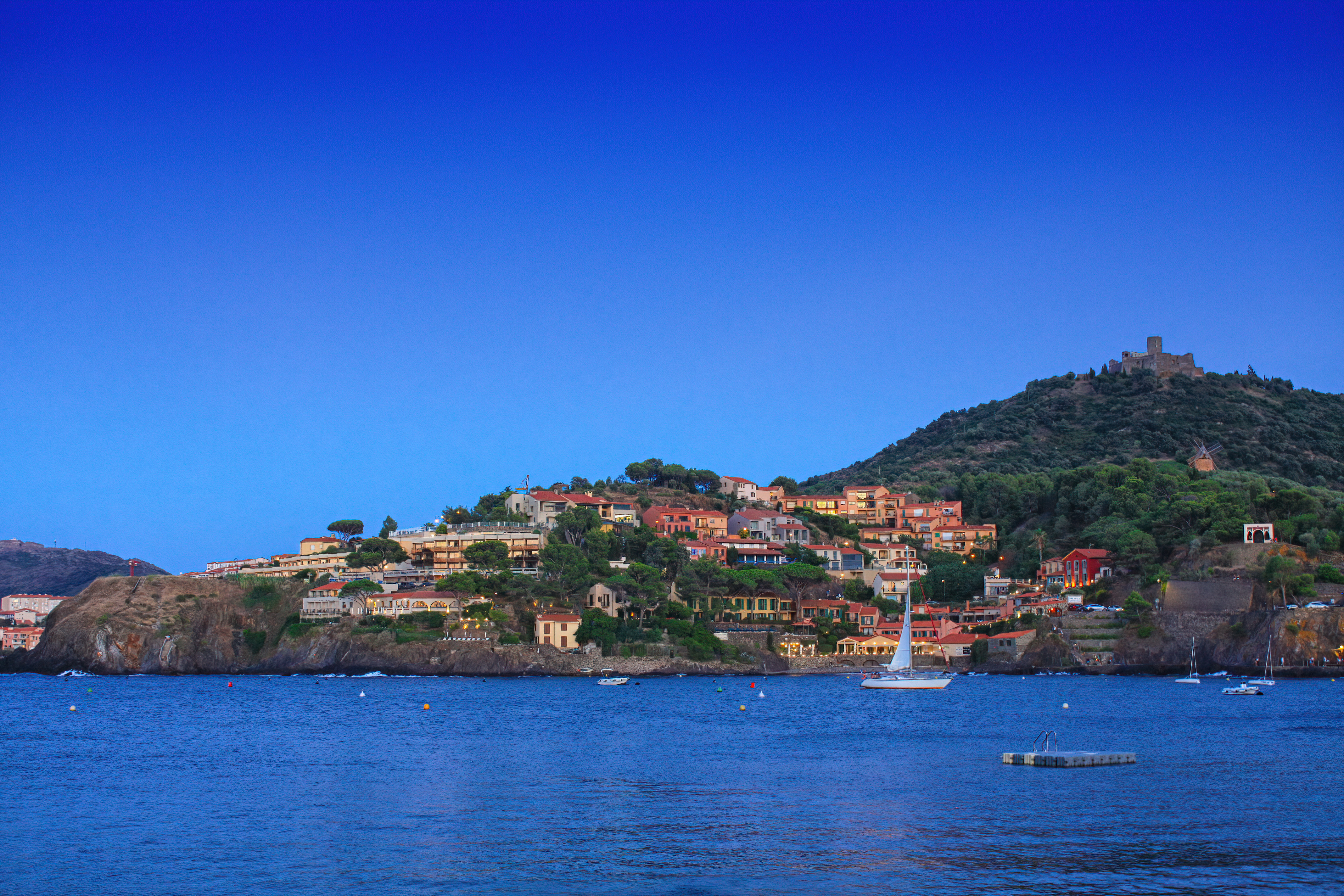 Collioure à l'heure bleue ጠ Voilier au mouillage sous le Moulin et le Fort Saint-Elme